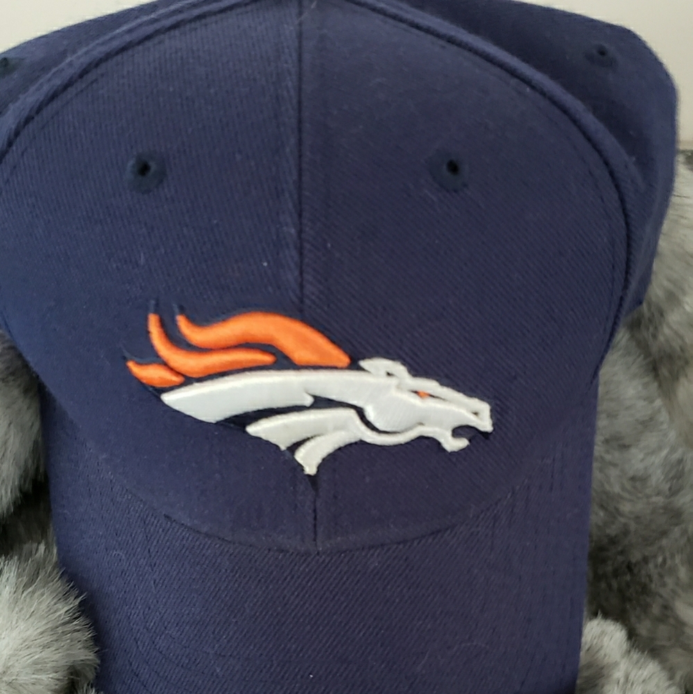 NWOT  Navy Denver Broncos hat